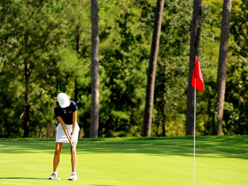 King's Grant Golf Club putt